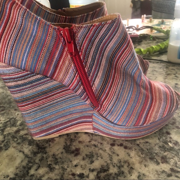 💖5/$25 Quipid rainbow fabric wedges w/ peep toe size 10 - Picture 8 of 10